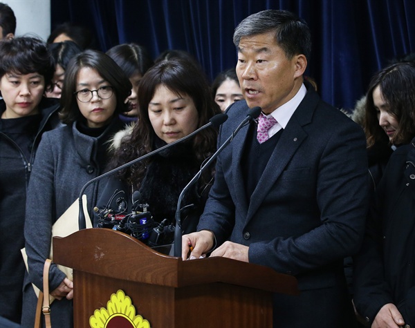  안산 단원고등학교 학교운영위원회, 학부모회 등으로 구성된 '단원고 교육가족' 30여명이 2일 오전 경기도 수원시 경기도의회 브리핑룸에서 기자회견을 열고 "존치교실을 재학생에게 돌려줄 때가 됐다"고 호소하고 있다.