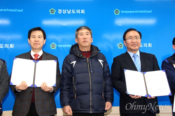  민주노총 경남본부는 '창원성산' 총선 후보를 결정하기 위해 손석형, 노회찬 후보를 상대로 조합원 총투표를 실시하기로 하고, 2일 오전 경남도의회 브리핑실에서 기자회견을 열어 이같은 계획을 발표했다.