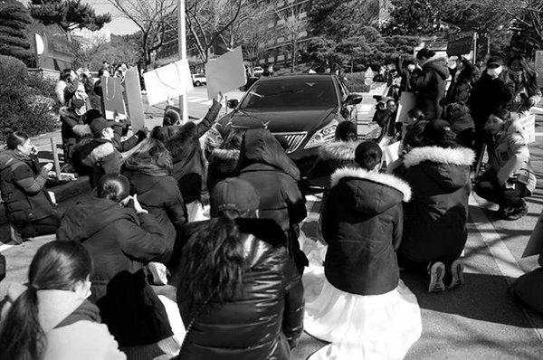 지난 1일 신라대학교 무용학과 학생들이 총장 차 앞에서 무릎을 꿇고 학과 존속을 요구하는 모습.