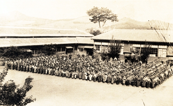  군산심상고등소학교와 군산고등여학교 아침조회 모습
