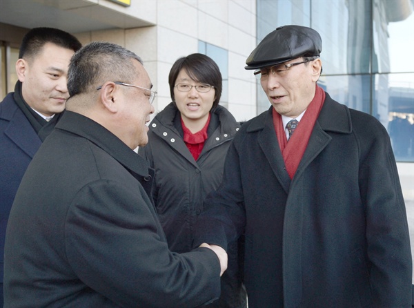 북핵 6자 회담 중국 수석대표인 우다웨이(武大偉, 사진 속 모자 쓴 인물) 외교부 한반도사무특별대표가 2일 북한을 전격 방문했다. 우 대표가 2일 오후 평양국제공항에 도착한 모습.