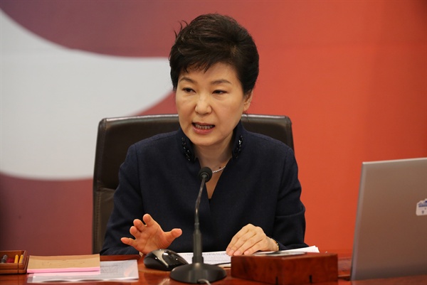 박근혜 대통령이 2일 청와대에서 열린 제5회 국무회의에서 민생안정과 경제활력 제고를 위한 법안들의 조속한 국회 처리를 촉구하고 있다.