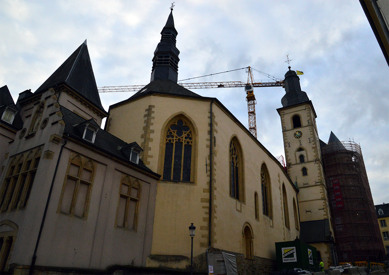 룩셈부르크에서 가장 오래된 성당으로 내부가 소박하고 엄숙하다.