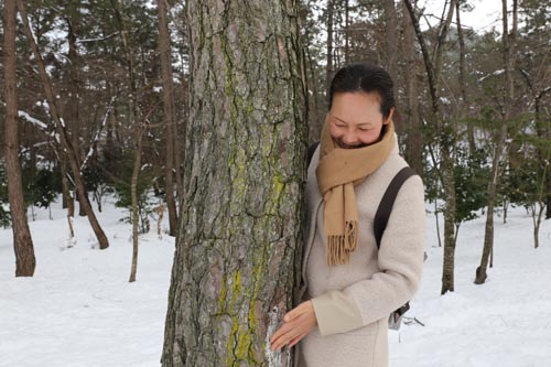 추순희씨가 월출산 숲에서 소나무의 생태에 대해 이야기하고 있다. 지난 1월 26일이다.