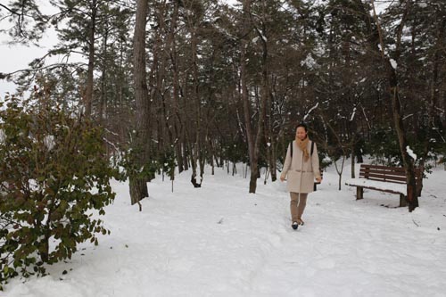  추순희씨가 하얀 눈이 쌓인 월출산의 숲길을 걷고 있다. 지난 1월 26일이다.