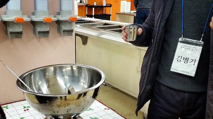 <오마이뉴스> 기자들이 스테인리스 컵으로 후식을 즐기고 있다. 