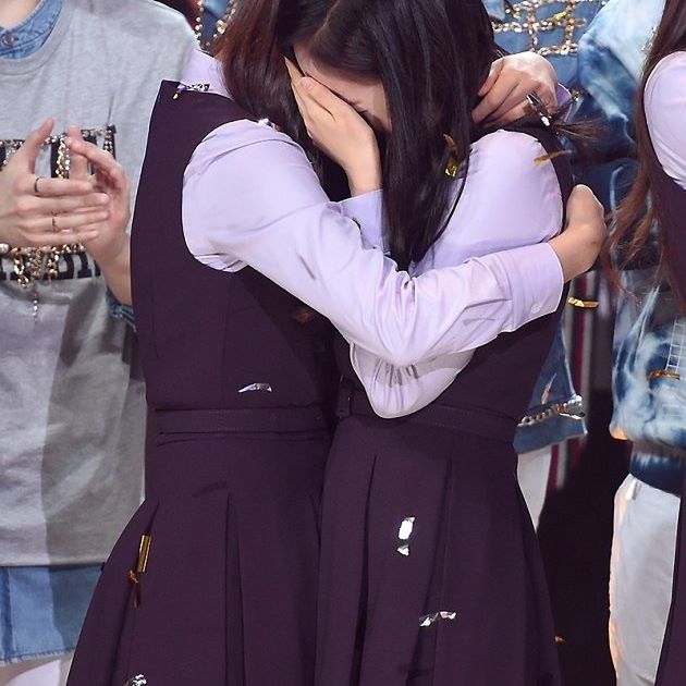  2일 SBS MTV '더 쇼'에서 1위가 발표되자 서로를 끌어안고 울음을 터트리는 엄지와 신비