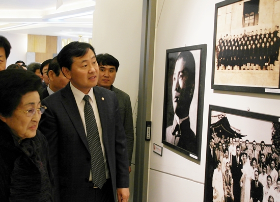 작년 11월 김대중 대통령 생애 사진전 개막식 때 군산을 방문한 이희호 여사를 안내하는 김관영 의원
