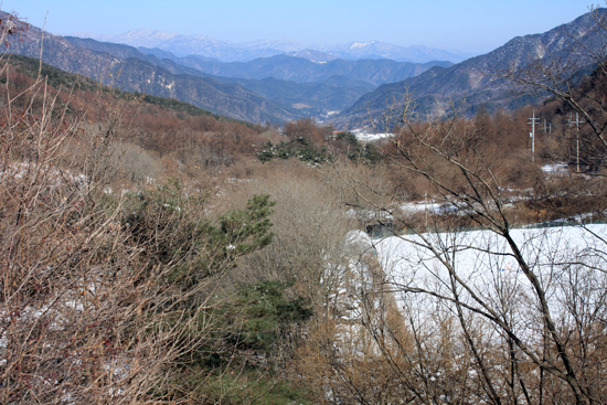 우두령에서 바라본 경북 김천시 방향의 풍경. 아득한 산길이다. 1980년이 되기 이전까지만 해도 서울로 가는 고속버스가 다녔던 이 길은, 그러나 지금도 폭이 4m밖에 안 되는 비포장도로이다.