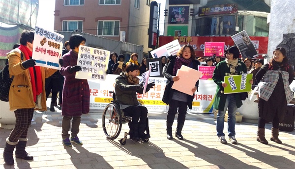 경남여성단체연합을 비롯한 여성단체들은 3일 낮 12시 창원 마산오동동 문화거리 인권자주평화다짐비 앞에서 "일본군‘위안부’ 피해당사자의 요구를 배제한 이번 ‘합의’는 무효다"는 내용으로 기자회견을 열었다.

