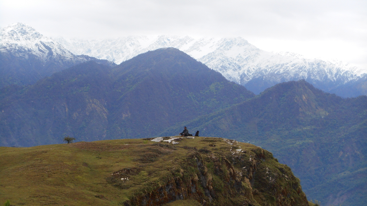 이른 아침 문시아리 언덕 꼭대기에서 명상 잠겨 있는 인도 중년사내.