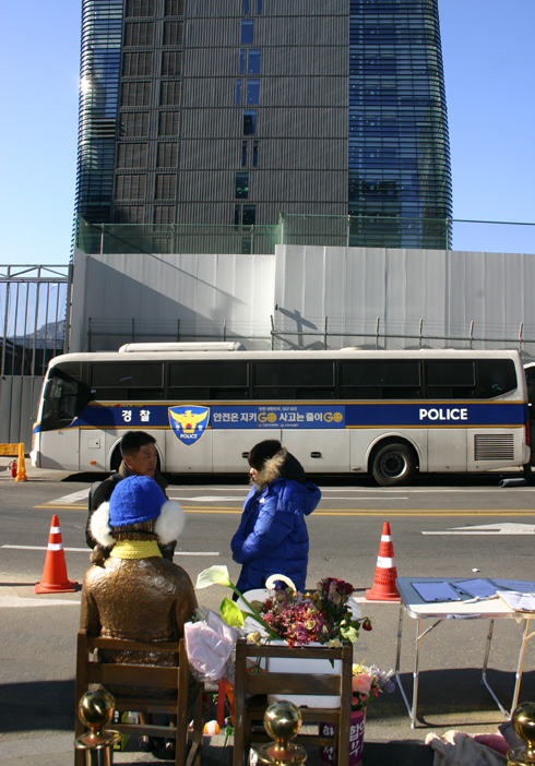 위안부 소녀상 건너편의 경찰차와 일본대사관 