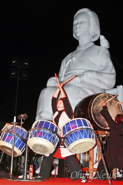 타악그룹 '얼쑤'가 높이 6m의 소녀상이 놓인 무대 위에서 공연을 선보이고 있다. 