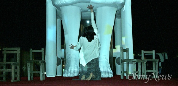 광주여대 무용과의 박선욱 돋움무용단이 무대 위에 설치된 높이 6m의 소녀상 앞에서 '아리랑 변주곡'에 맞춰 무용을 선보이고 있다.