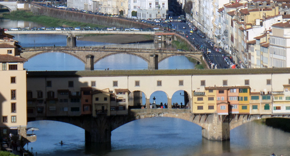 미켈란젤로 광장에서 바라본 아르노 강과 베키오 다리. 1345년에 건설한 피렌체에서 가장 오래된 다리이다. 금은 세공품을 파는 명소이다. 