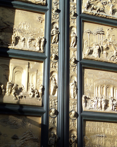 피렌체 두오모 세례당의 문. 1401년 제작된 로렌초 기베르티 작품 '천국의 문'이다.