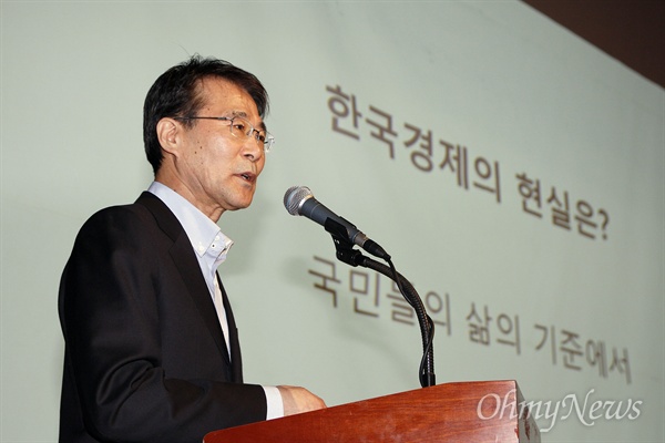  '안철수, 천정배, 장하성의 위기의 대한민국, 공정성장으로 길을 찾다' 토크콘서트가 4일 오전 10시 광주 서구 김대중컨벤션센터에서 열렸다. 장하성 고려대 경영대학원 교수가 주제 발표를 하고 있다.