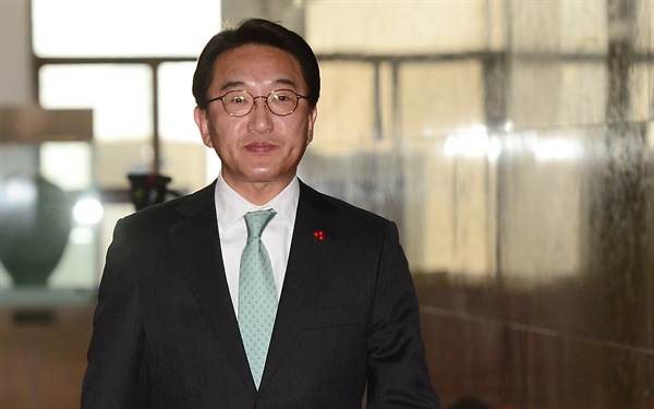 현기환 청와대 정무수석이 지난해 12월 15일 국회에서 정의화 국회의장을 면담한 뒤 의장실을 나오고 있다. 
