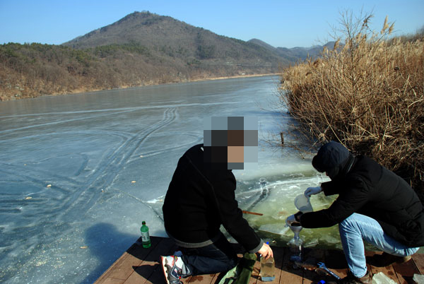 충남 공주시 고마나루선착장 인근에서 국책연구원들이 얼음을 깨트리고 강물을 취수하고 있다.