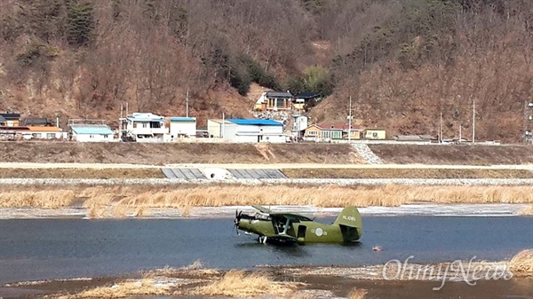 안동에서 비상착륙한 AN-2 군용정찰기 