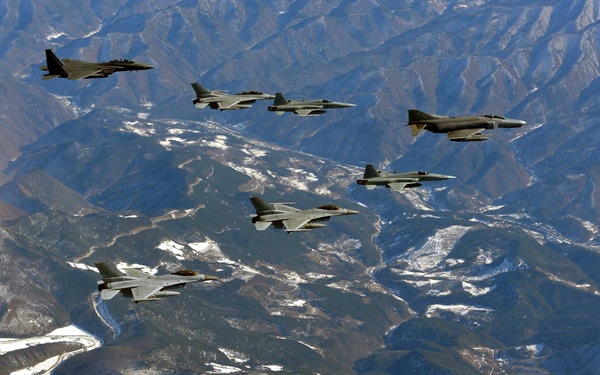 지난 2016년 1월 대규모 종합전투훈련인 Soaring Eagle(소링이글) 훈련 중 공군 F-15K, KF-16, F-4E 등 주력 전투기로 구성된 공격편대군이 적 미사일기지를 비롯한 가상의 주요 표적들을 공격하기 위해 비행하는 모습. 