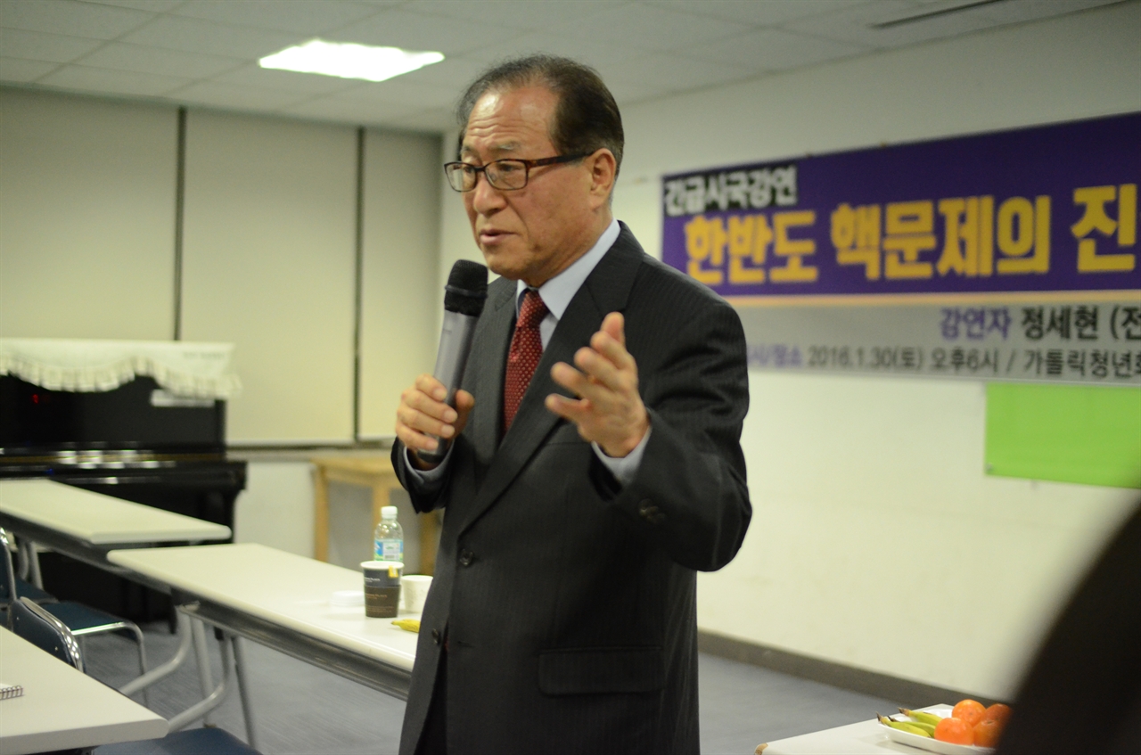 정세현 전 장관이 지난 1월 30일 저녁 서울 동교동 가톨릭청년회관에서 ‘한반도 핵문제의 진실과 해법을 찾아서’ 강연을 하고 있다. 