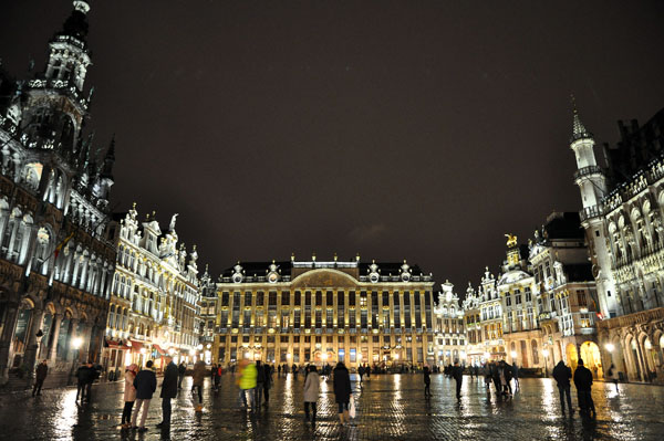 프랑스의 대문호 빅토르 위고가 세계에서 가장 아름다운 광장이라 극찬했던 곳으로, 사진 오른편의 잘린 건물이 인구 100여 만 명의 수도 브뤼셀의 시청사다.