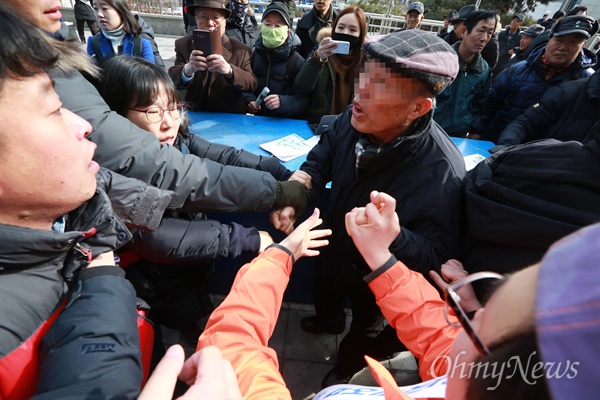 보수단체인 대한민국어버이연합 회원 수십 명이 지난 2월 5일 오전 설연휴 귀향객들을 대상으로 서울역에서 서명운동을 벌이던 세월호참사 유가족과 시민들, 민주노총 등 노동단체, 국정교과서 반대 시민단체 회원들을 향해 폭언과 폭력을 행사했다. 한 시민단체 회원에게 주먹을 휘둘러서 부상을 입힌 것으로 지목된 한 어버이연합 회원을 주변 사람들이 붙잡고 있다. 이 어버이연합 회원은 잠시 뒤 경찰에 연행되었다.