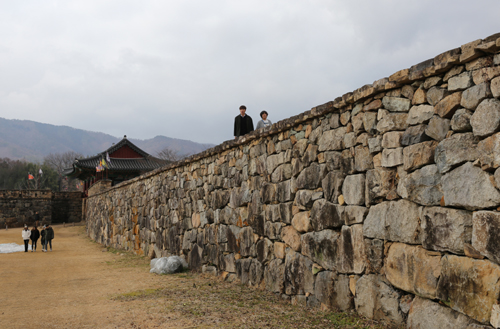 낙안읍성의 성곽길 풍경. 여행객들이 삼삼오오 성곽을 따라 걸으며 성 안팎의 풍경을 둘러보고 있다.