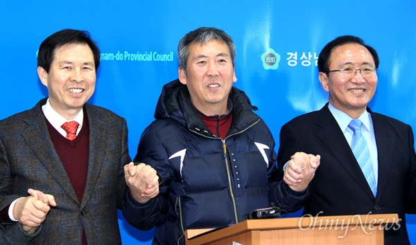  민주노총 경남본부는 '창원성산'을 전략지역으로 선정해, 노회찬(오른쪽)-손석형(왼쪽) 후보를 대상으로 경선을 치르고 있다. 사진은 지난 2일 경남도의회 브리핑실에서 김재명 본부장(가운데)과 함께 두 예비후보가 손을 잡은 모습.