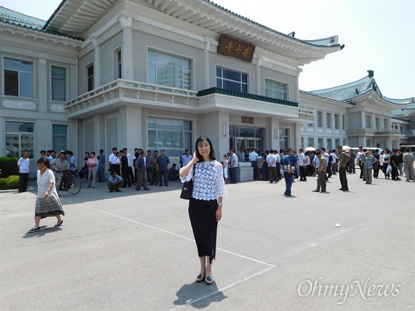평양 옥류관 앞. 옥류관 입장을 기다리는 북한 주민들의 줄이 길다. 