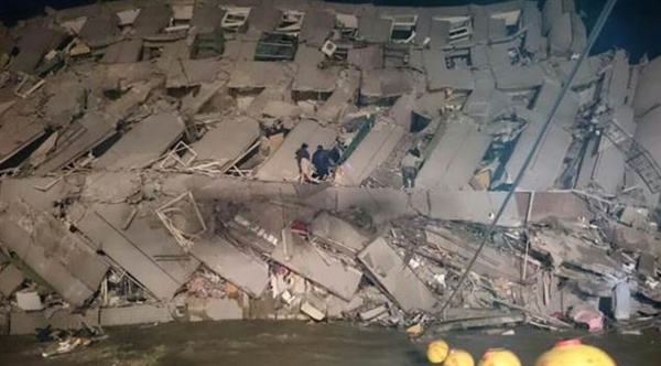 6일(현지시간) 오전 3시57분께 대만 남부에서 규모 6.7의 강진이 발생해 대만 남부 타이난(台南) 시내 건물 여러채가 붕괴됐다.