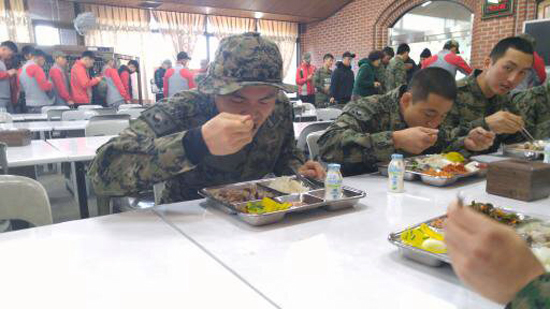  이날 새벽까지 야간행군을 하고 온 장병들은 따듯한 한 끼 식사로 순댓국을 푸짐하게 즐기고 있었습니다.  