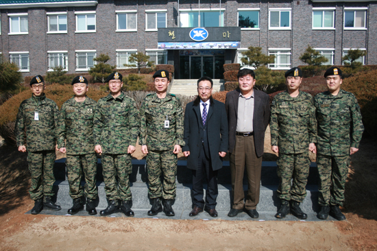  포토존에서 기념촬영이 있었습니다. 좌측 네번째가 박우영 준장, 다섯번째가 권익현 대표, 여섯번째가 박광덕 회장 등의 순입니다. 