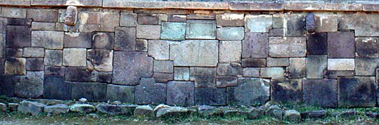 강당 기단이 제각각 크기와 빛깔이 다른 돌들로 짜맞추어져 있어 특이한 아름다움을 보여주고 있다. 도동서원 강당은 국가 지정 보물이다.