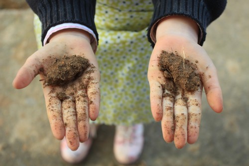 흙놀이를 하면서 흙만두를 빚는 아이. 한겨울에 두 손이 빨갛게 되어도 신나게 흙놀이를 합니다. 이 흙은, 그리고 우리 곁에 있는 돌은, 저마다 어떤 숨결일까 하고 돌아봅니다.