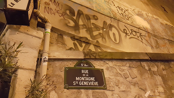 파리의 밤거리. 몽테뉴 생뜨쥬느비에브 거리에는 예나 지금이나 바와 클럽이 즐비하다.
