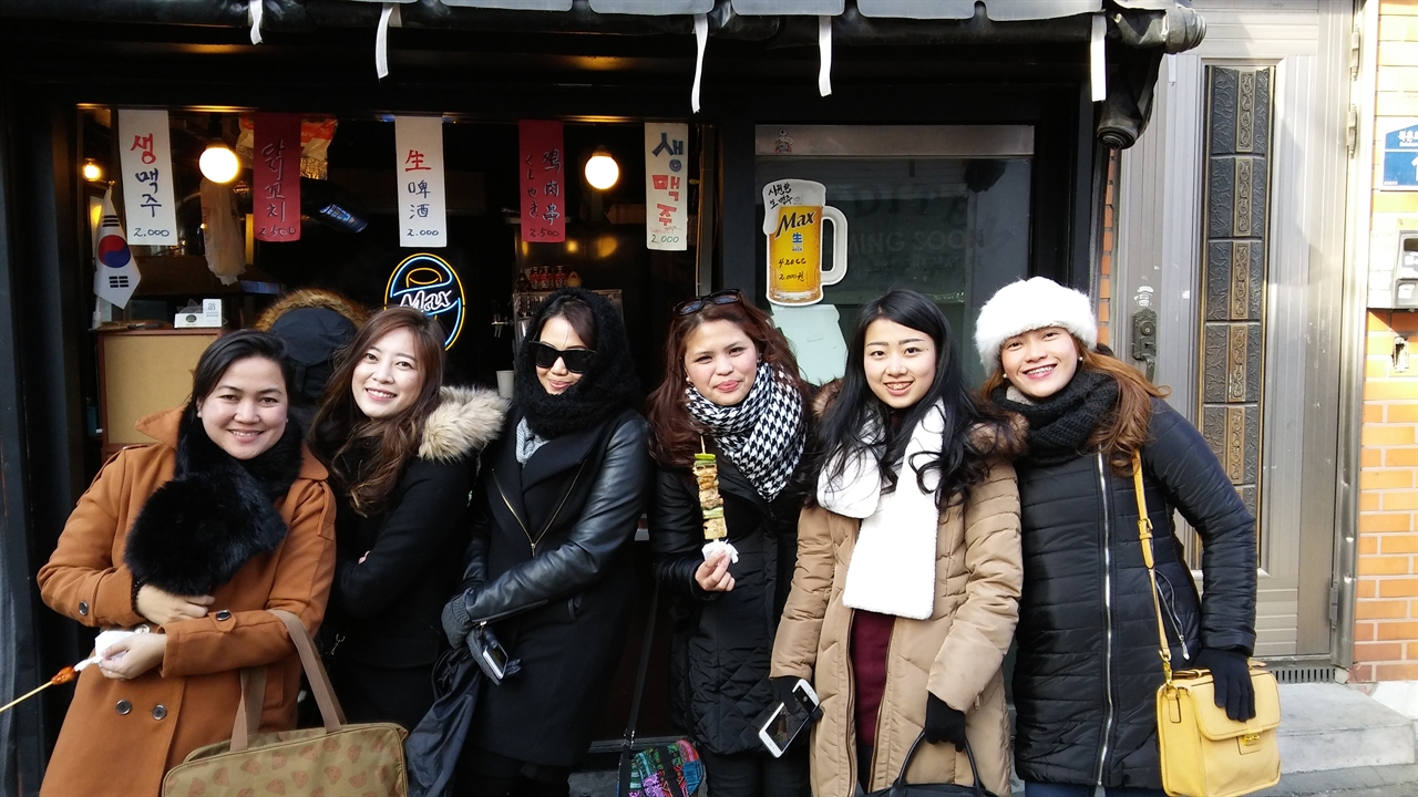 “한국의 겨울은 정말 춥다”며 몸을 움추리면서도 입가엔 미소가 가득하다. 게스트하우스에서 만났다는 필리핀과 인도네시아 관광객 6명.