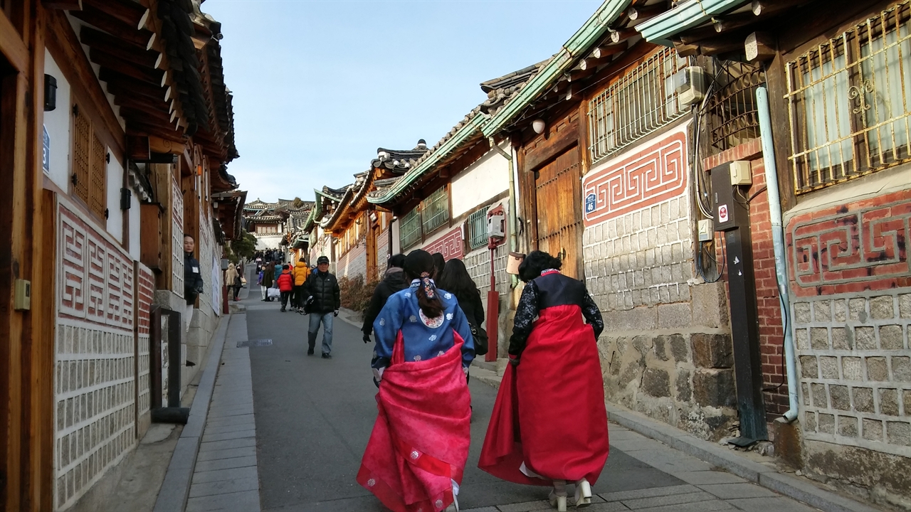 추운 날씨에도 관광객이 많이 찾았던 북촌 한옥마을 거리. 한복을 입은 아녀자들이 걸음을 빨리 하고 있다