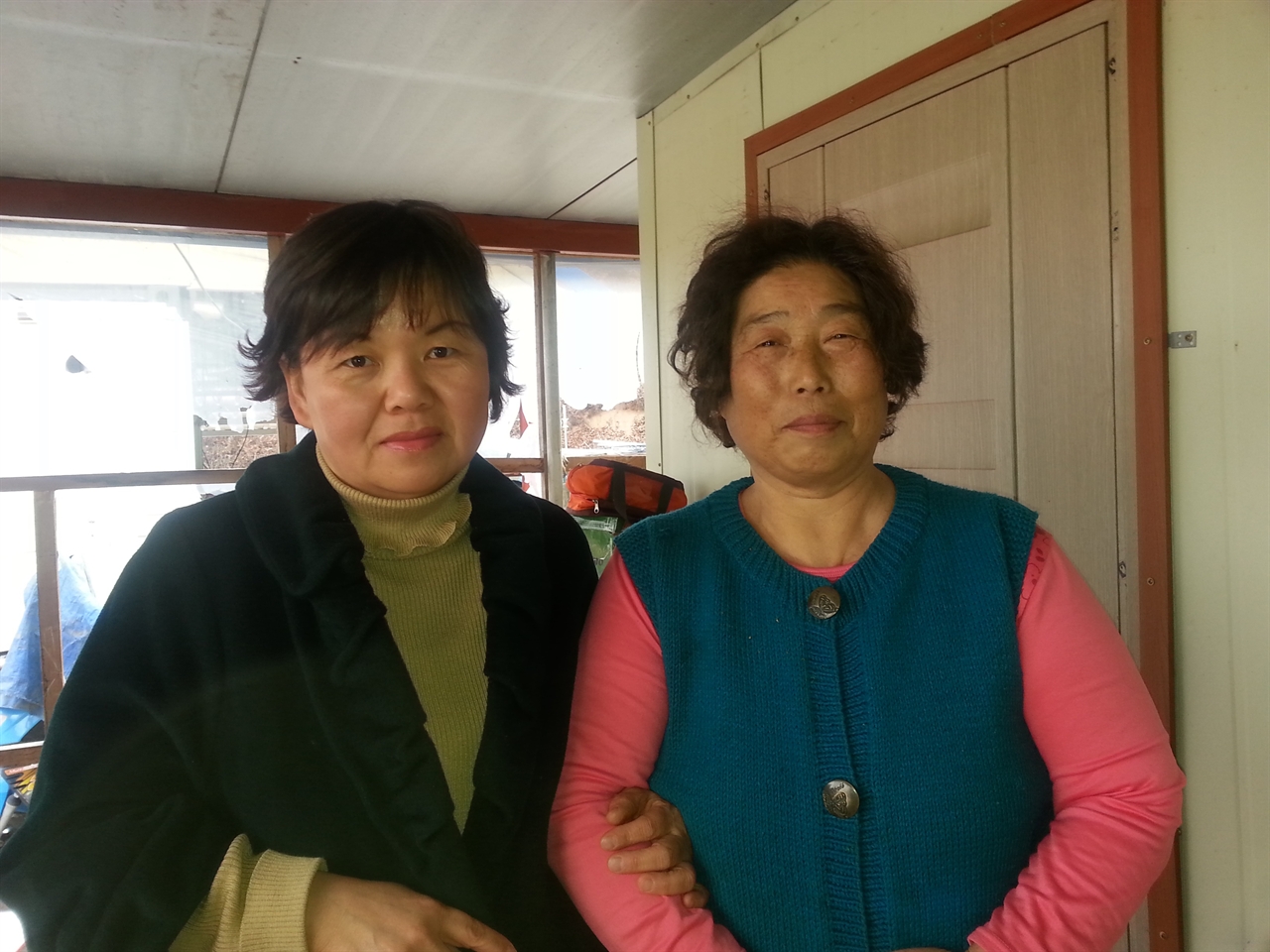 왼쪽 독거노인 관리사 김남억 씨, 오른쪽 김화순 할머니.