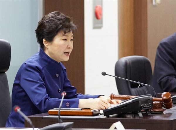 박근혜 대통령이 지난 7일 오전 북한이 장거리 로켓(미사일) 발사와 관련, 청와대에서 긴급 국가안전보장회의(NSC)를 주재하고 "안보리서 하루속히 강력한 제재 조치 만들어야 한다"고 발언하고 있다. 