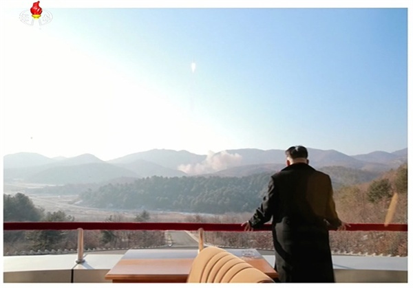 김정은 북한 국방위원회 제1위원장이  지난 2월 7일 광명성 4호 발사를 참관했다고 조선중앙TV가 보도했다. 