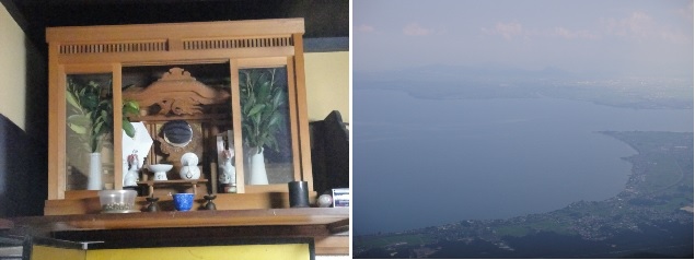             오쿠다 씨 집 다다미방에 천장 아래 있는 가미타나 신단입니다. 가미타나 신단은 씨족 신을 모신 곳입니다. 사진 오른쪽은 비와코 호수 일부입니다. 비와코 호수는 둘레가 약 230 킬로미터쯤입니다.