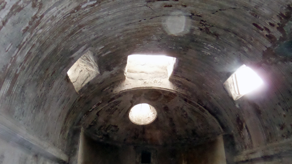 폼페이 목욕탕 내부는 채광시설이 되어 있고, 천장에는 맺힌 물방울이 흘러내리게 했다.