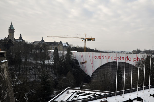 룩셈부르크 여행의 대표적인 볼거리인 아돌프 다리는 현재 공사중이라 접근이 불가능할 뿐더러 가림막을 쳐놓아 실제 모습을 볼 수도 없다.