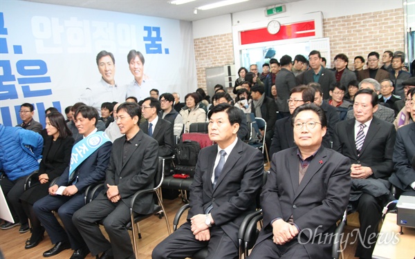 더불어민주당 조승래(대전 유성구갑) 예비후보의 사무실 개소식이 10일 오후 유성구 대학로에 마련된 선거사무소에서 개최됐다.