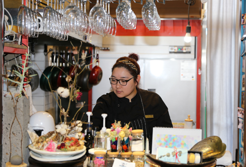 장흥의 토요시장에서 로컬푸드 레스토랑을 운영하는 윤지아 씨. 그녀는 주 프랑스 대사관 관저의 요리사를 그만두고 젊은 나이에 고향으로 돌아왔다.