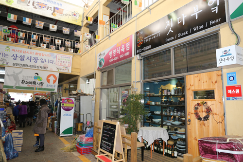 장흥토요시장에 자리잡은 윤지아 씨의 로컬푸드 레스토랑. 식육점과 생선가게 등이 줄지어 선 재래시장의 한복판에 자리하고 있다.