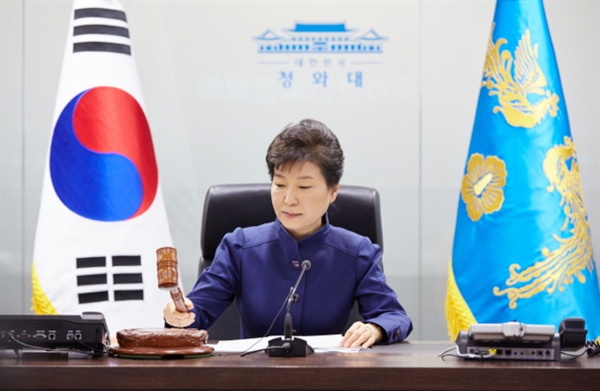 박근혜 대통령이 7일 오전 청와대에서 긴급 국가안전보장회의(NSC)를 주재하고 있다. 