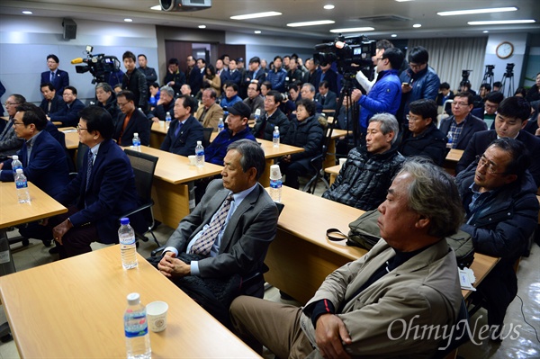 개성공단 입주업체 긴급이사회 정부가 '북한 장거리 로켓 발사'를 이유로 개성공단 운영을 전면 중단한다고 발표한지 하루가 지난 11일 오후 여의도 중소기업중앙회 중회의실에서 열린 개성공단기업협회 긴급 이사회에서 참석자들이 굳은 표정을 짓고 있다.